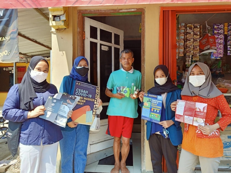 Pembagian sanitizer kit kepada warga  Desa Badakarya (dokpri)