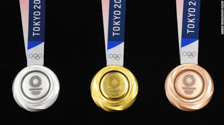 Medali Perak (kiri), Emas (Tengah) dan Perunggu (kanan) olimpade Tokyo 2020. Sumber; Tokyo Olympic 2020
