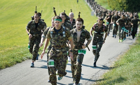 Para peserta Waffenlauf yang sedang berlari. (tagblatt.ch)