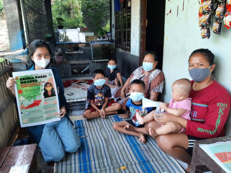 Penyuluhan secara door to door beserta pembagian masker dan handsinitizer (Dok. Pribadi)