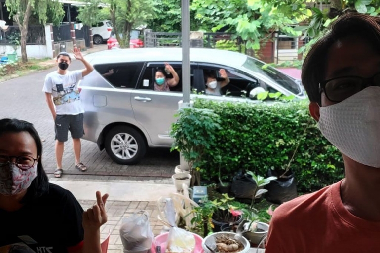 Seminggu sekali keluarga di Jakarta mengantarkan logistik makanan dan keperluan lain terkait pekerjaan kami.