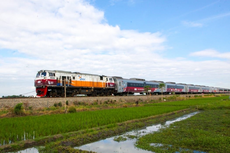 Livery spesial HUT RI ke-76 pada lokomotif dan kereta api yang dioperasikan KAI. (Sumber: KAI)