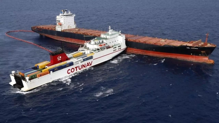 Dua kapal bertabrakan. Sumber: https://www.rfi.fr/en/europe/20181012-ships-locked-together-after-mediterranean-collision-break-free