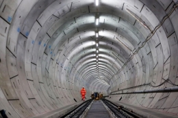 Sebuah terowongan pada Rute Crossrail. Sumber: https://cutt.ly/gQjs6ZW