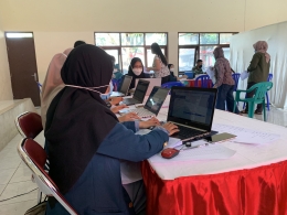 Gambar 3. Mahasiswa lintas jurusan membantu administrasi data VICTORI Semarang.