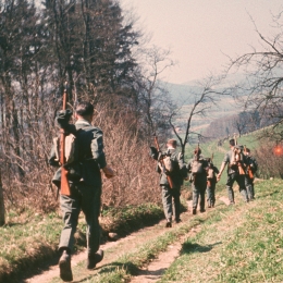 Perlombaan Waffenlauf yang diadakan pada tahun 1958, para peserta terlihat membawa senapan jenis 