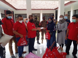 Ketua DPC PDI-P Kab. Cirebon berikan bantuan paket sembako untuk warga Kematren yang sedang jalani isolasi mandiri (doc.foto.infokom)