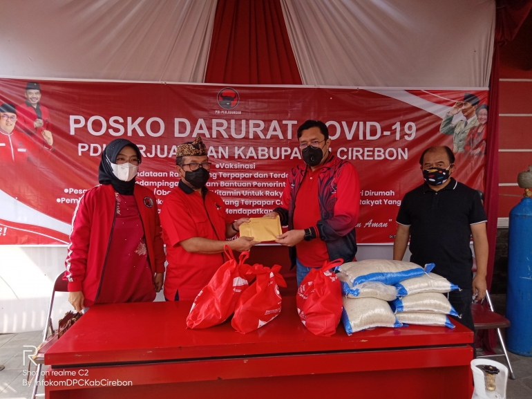 Kang Ono Surono serahkan bantuan dirinya dan anggota Fraksi PDI Perjuangan Jawa Barat (doc.foto.infokom)