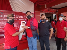 Ketua DPC PDI-P Kab. Cirebon menerima simbolis tabung oksigen dari Anggota DPR-RI Ono Surono (doc.foto.infokom)