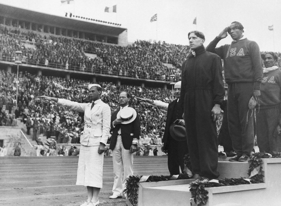 Jesse Owens yg sukses meraih 4 medali emas di Berlin. Sumber: AP/ nydailynews.com