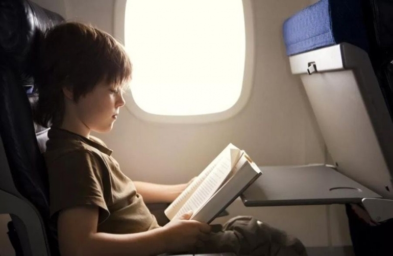 Kebiasaan Membaca di Dalam Pesawat | Sumber Foto : Getty Images