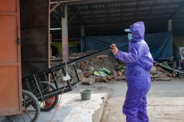 Petugas APD saat memasukan peti jenazah di dalam Krematorium Cilincing, Jakarta Utara. (Jonas/Mahasiswa)