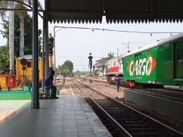 Kereta Api Tawangalun dan gerbong bagasi di Stasiun Bangil. (Sumber: Dokumentasi Pribadi)