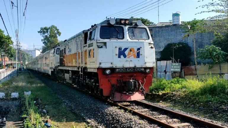 Kereta Api Arjuno Ekspres, kereta api lokal komersial Surabaya-Malang yang saat ini masih beroperasi. (Sumber: Dokumentasi Pribadi)