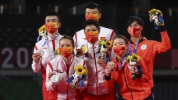 Wang Yi Lyu/Huang Dong Ping sabet emas ganda campuran usai memenangi perang saudara menghadapi unggulan pertama: REUTERS/Leonhard Foeger