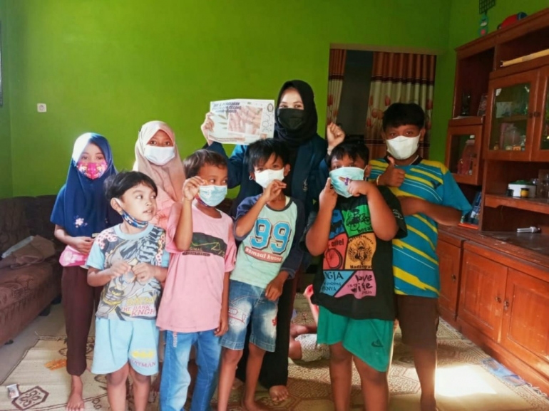 Gambar 1. Foto bersama setelah sosialisasi dan pemberdayaan pembuatan kerajinan gelang dan cincin mute