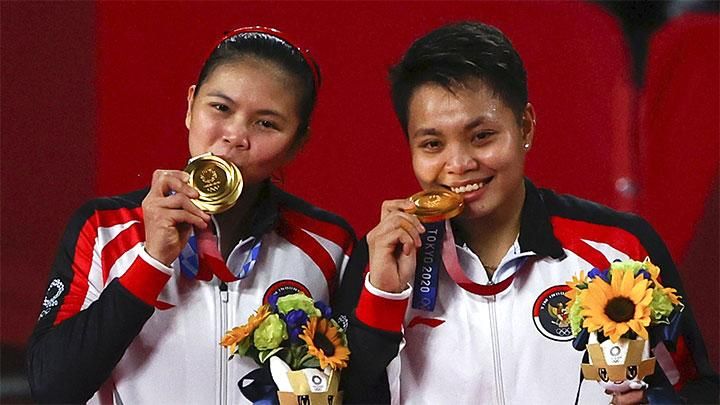Ganda putri Indonesia, Greysia Polii dan Apriyani Rahayu meraih medlai emas Olimpiade 2021 (2/8). REUTERS/Hamad I Muhammad 