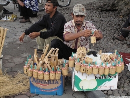 Gasing bambu Yogyakarta. Sumber: https://id.wikipedia.org/wiki/Berkas:Gasing_Bambu_Yogyakarta.jpg