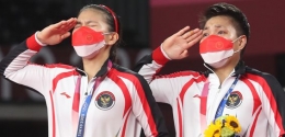 Greysia Polii/Apriyani Rahayu bersama medali emas Olimpiade Tokyo: badmintonindonesia.org