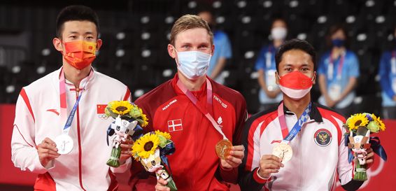  Viktor Axelsen (tengah) meraih emas diapiti Anthony Ginting (perunggu) dan Chen Long (perak): badmintonindonesia.org