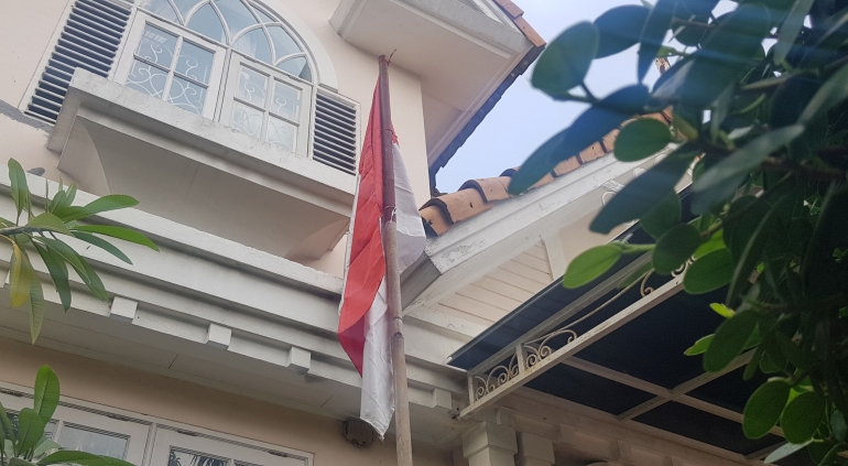 Bendera Merah Putih di depan rumah (Foto : dokpri)