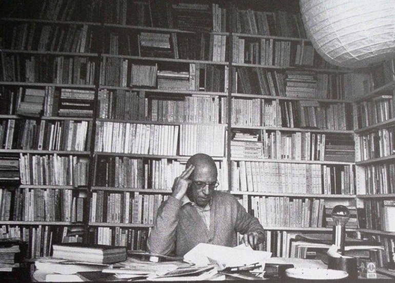 Michel Foucault di ruang belajar pribadi. Foto: https://auralcrave.com/.