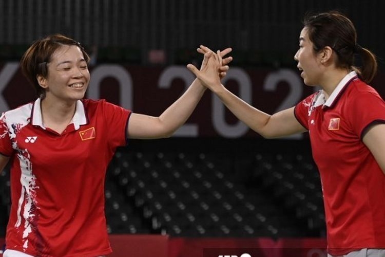 Ganda putri China Chen Qingchen/Jia Yifan merayakan kemenangan atas Kim So-yeong/Kong Hee-yong pada laga semifinal badminton Olimpiade Tokyo 2022, Sabtu (31/7/2021). (AFP/ALEXANDER NEMENOV)