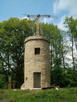 Replika salah satu menara semaphore Chappe di Nalbach, Jerman. Sumber: https://en.wikipedia.org/wiki/Optical_telegraph#/media/File:OptischerTelegraf.jpg