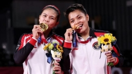 Greysia Polii dan pasangannya Apriyani Rahayu merebut medali emas bulutangkis ganda putri Olimpiade 2020.Foto:Lintao Zhang/Getty Images via detik.com 