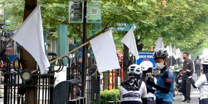 Bendera putih yang dipasang pedagang di Malioboro, Jogja (merdeka.com).