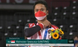 Ginting berkalungkan medali perunggu Olimpiade Tokyo: https://twitter.com/BadmintonTalk
