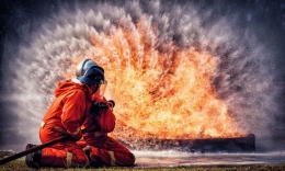 Memadamkan api dengan air. Sumber: https://www.internationalairportreview.com/article/98795/fire-fighting-foam-chemicals-water/