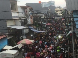 Foto kerumunan pasar di Jakarta, akhir Juni 2021 (detik.com).