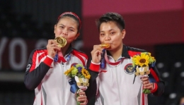Greysia Polii/Apriyani Rahayu memamerkan medali emas ganda putri Olimpiade Tokyo: Badminton Photo/https://twitter.com/badmintonupdate