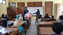 Penjelasan Penggunaan Alat Peraga Batang Napier dengan Siswa/dokpri