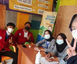 Mahasiswa UPI dan pelajar SMK yang sedang melaksanakan KKN di kantor desa Parung/Dokpri