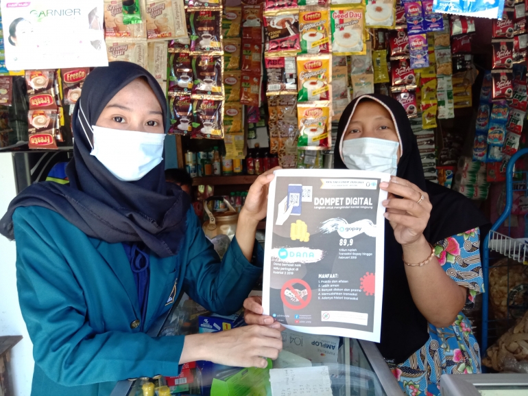 Sosialisasi dan Pembagian Poster Dompet Digital di RT03/RW04/dokpri