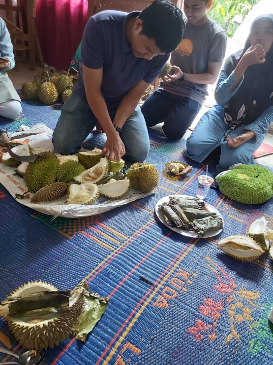 Muksinin saat membelah durian (Dokumentasi pribadi)