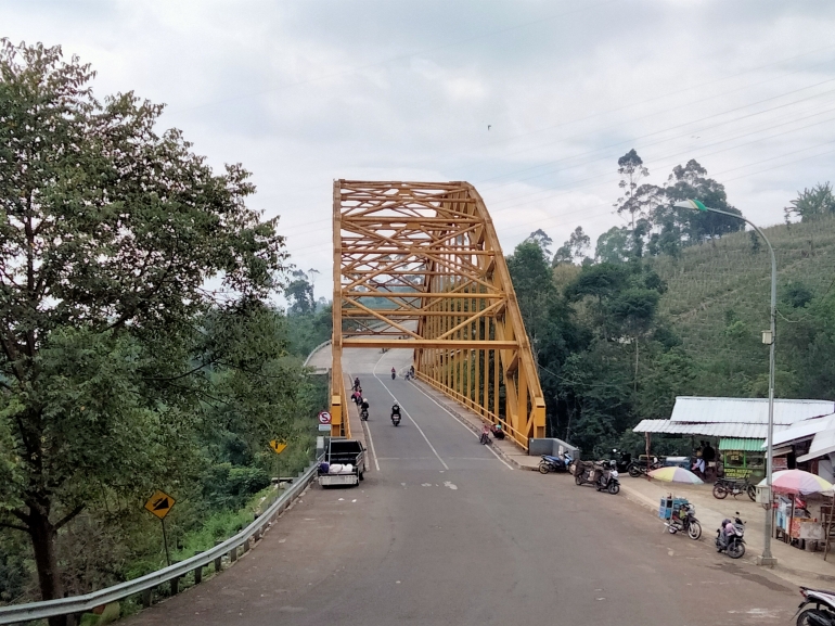 Gambar 2: Jembatan kokoh di sekitar area taman wisata Kamojang (Dok. Pribadi)