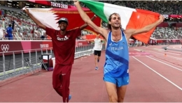 Mutaz Barshim dan Gianmarco Tamberi merayakan medali emas Lompat Tinggi Olimpiade Tokyo pada Minggu, 1 Agustus 2021 (Sumber: BBC)