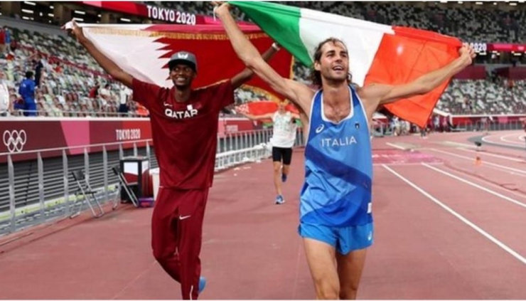 Mutaz Barshim dan Gianmarco Tamberi merayakan medali emas Lompat Tinggi Olimpiade Tokyo pada Minggu, 1 Agustus 2021 (Sumber: BBC)