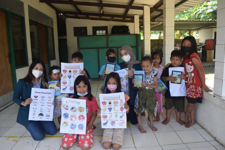 Pembagian poster dan alat edukasi bahasa inggris untuk anak-anak Jatingaleh, Semarang