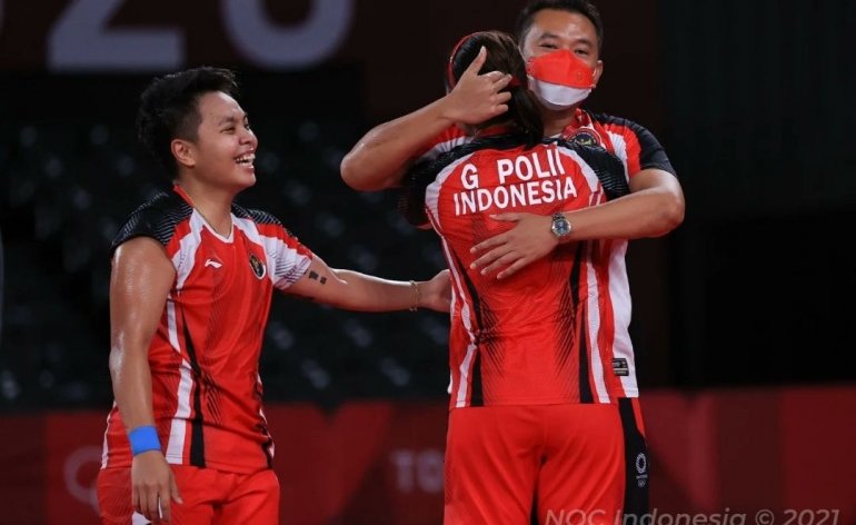 Eng Hian berpelukan dengan Greysia Polii usai final olimpiade 2020/ foto: BWF Badminton