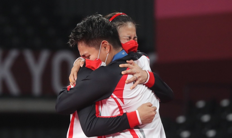 Greysia Polii dan Apriyani Rahayu larut dalam tangis bahagia usai meraih emas Olimpiade Tokyo| Sumber: Yves Lacroix/Badminton Photo via badmintonindonesia.org