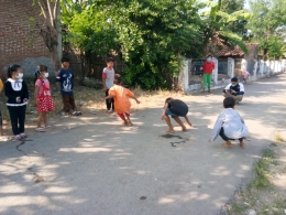 Anak-anak memainkan permainan tradisional 