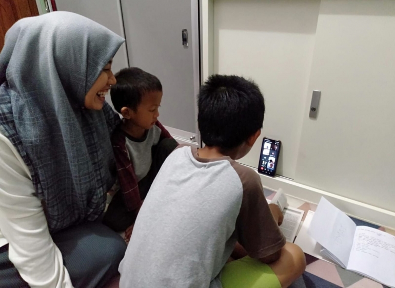 Suasana belajar di rumah dengan pendampingan ibu. (Foto: Dawud/LINES)