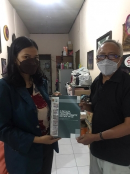 Penyerahan E-Katalog kepada Ketua Paguyuban Kampung Tematik Kuliner RW 02 pada Minggu (01/08/2021)