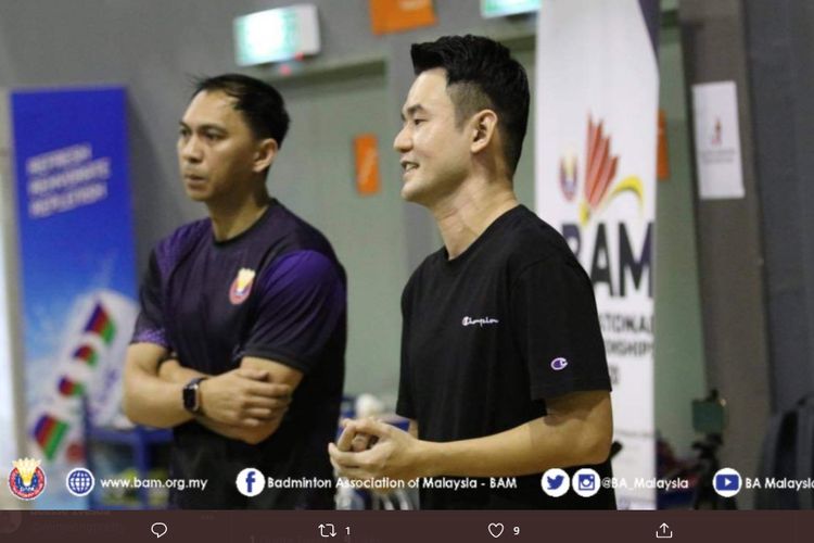Kepala pelatih ganda putra Malaysia, Flandy Limpele (kiri), bersama asisten pelatih Tan Bin Shen (tangkapan layar, kompas.com).