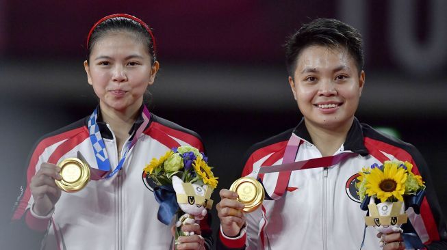 Greysia Pollii (kiri) dan Apriyani Rahayu sukses meraih medali emas di Olimpiade Tokyo 2020, Senin (2/8/21). | ANTARA FOTO/ Sigid Kurniawan