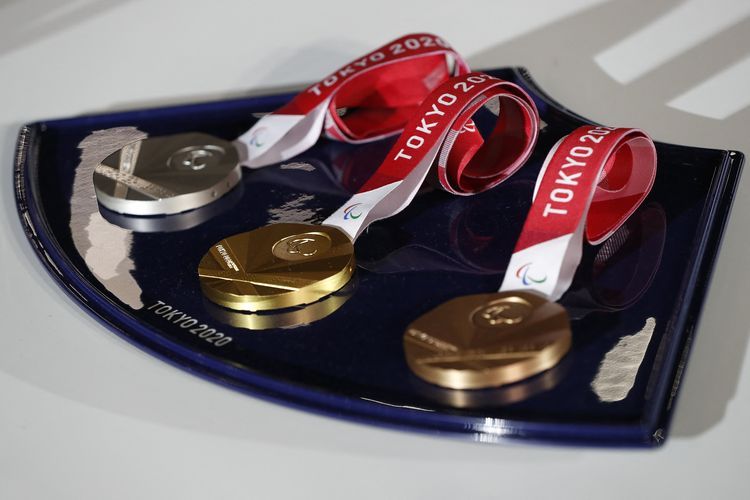 Medali Olimpiade Tokyo 2020, perak (kiri), emas (tengah), dan perunggu (kanan). Foto (AFP/ISSEI KATTO) via tekno.kompas.com